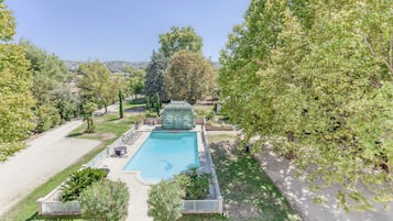 Una piscina al aire libre de temporada