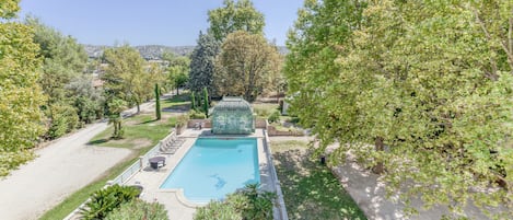 Seasonal outdoor pool, open 10:00 AM to 6:00 PM, sun loungers