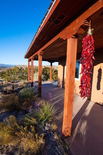 Pet-friendly house 35 minutes from ABQ airport;  45 minutes to Santa Fe; Artsy 