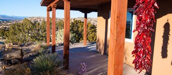 Pet-friendly house 35 minutes from ABQ airport;  45 minutes to Santa Fe; Artsy 