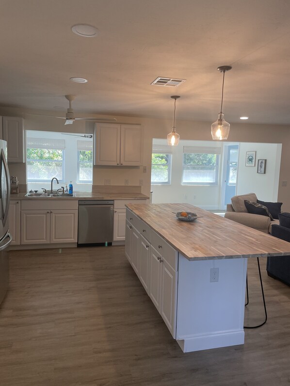 冷蔵庫、電子レンジ、オーブン、コンロ