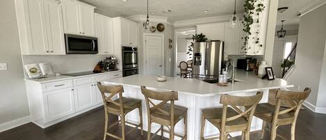 Refrigerador, microondas, horno, placa de cocina