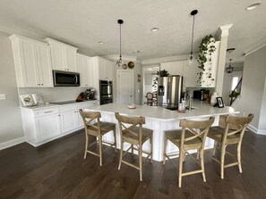 冰箱、微波炉、烤箱、炉灶