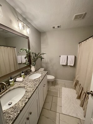 Combined shower/tub, hair dryer, towels, soap - Perfect home to rent for Masters 2022 tournament! (Evans)