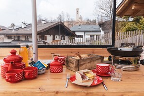 Outdoor dining - Traditional vacation apartment in rustic style with view of the Schlern (Völs am Schlern)