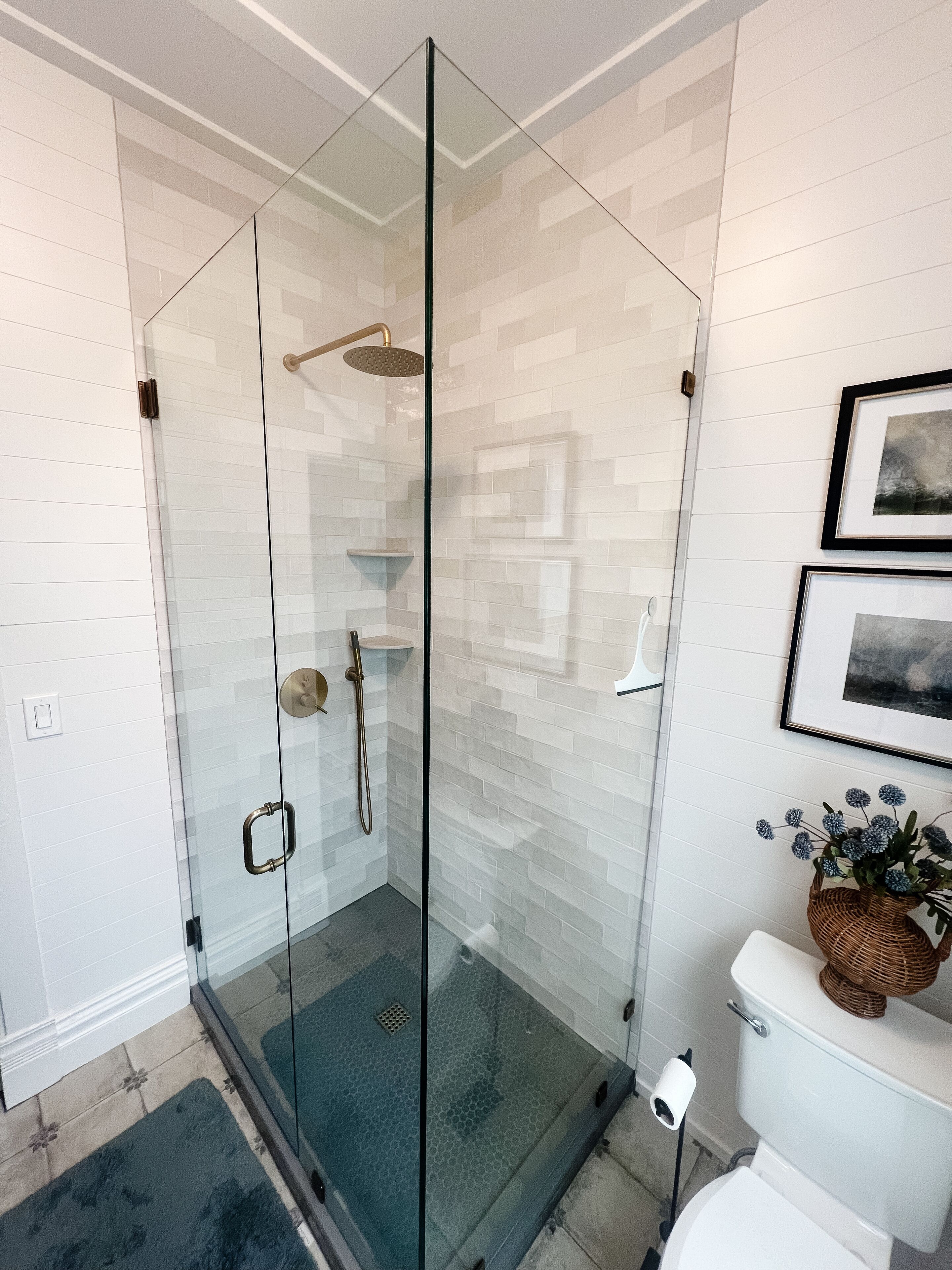 Combined shower/bathtub, hair dryer, towels, soap