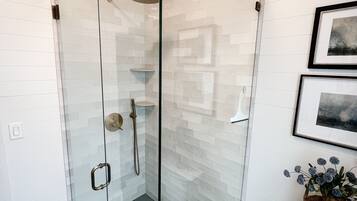 Combined shower/bathtub, hair dryer, towels, soap