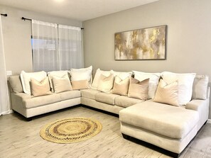 Living area - Beautiful Luxury New Construction home with Lake Views (Lake Havasu City)