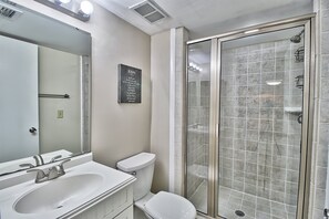 Ensemble douche/baignoire, sèche-cheveux, serviettes fournies
