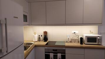 Een koelkast, een microgolfoven, een oven, een kookplaat