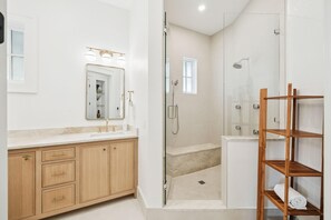 Dusche, Haartrockner, Handtücher