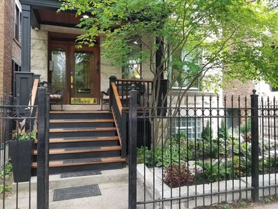 5 Bedroom Wrigleyville experience right by stadium