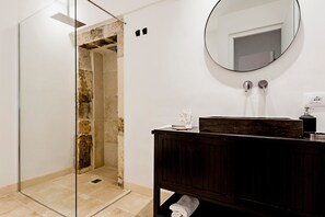 Een douche, een haardroger, een bidet, handdoeken