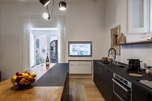 Fridge, microwave, stovetop, dishwasher
