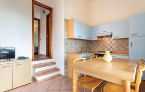 Kühlschrank, Mikrowelle, Herdplatte, Kochgeschirr/Geschirr/Besteck