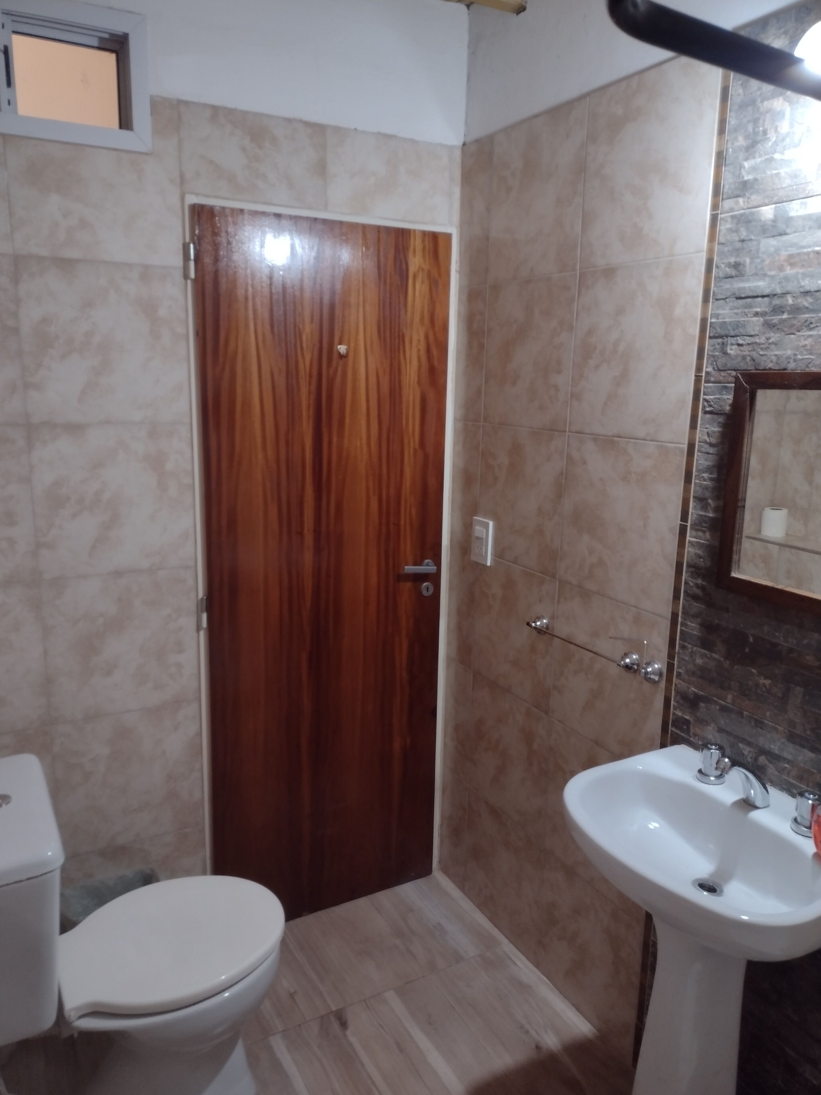 Ensemble douche/baignoire, bidet, serviettes fournies, savon