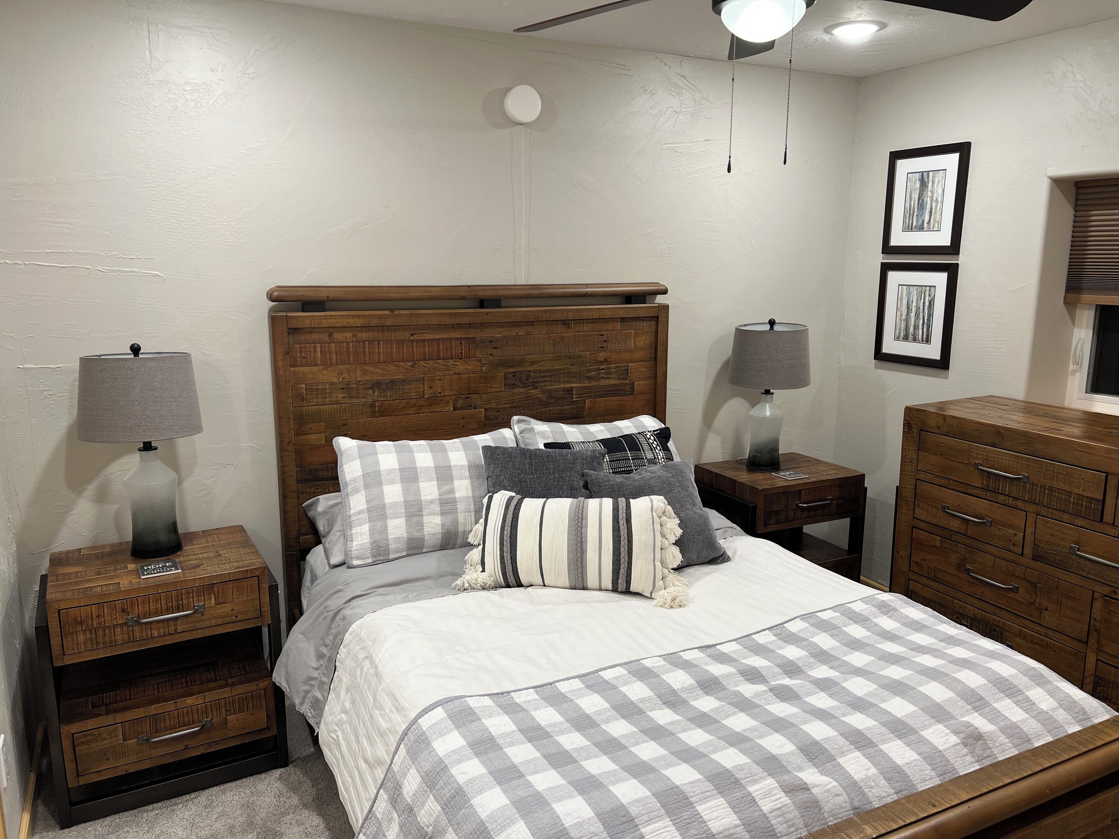 1 soverom, blendingsgardiner, strykejern/-brett og reiseseng for barn