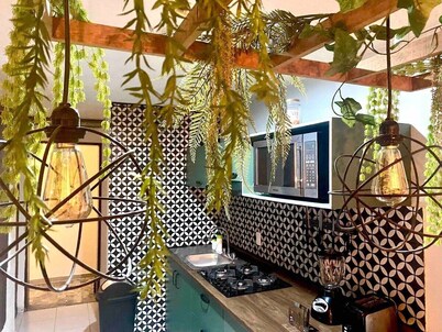 GROUND FLOOR, ENORMOUS WITH GARDEN AND PARKING FOR 11 PAX. EXPO AREA