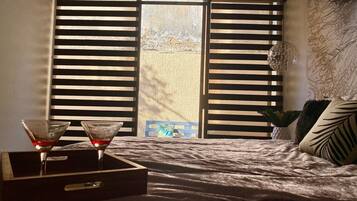 3 bedrooms, iron/ironing board, internet, bed sheets