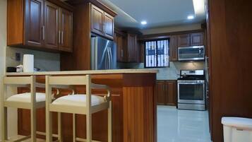 Refrigerador, microondas, horno y parrilla de estufa