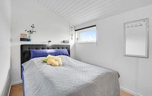 3 bedrooms, iron/ironing board, free WiFi