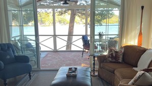 Smart TV, fireplace, books - Bluebird Rest - Peaceful Lake Retreat (Kelso)