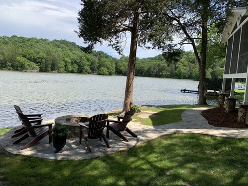 Bluebird Rest - Lakefront Cottage 