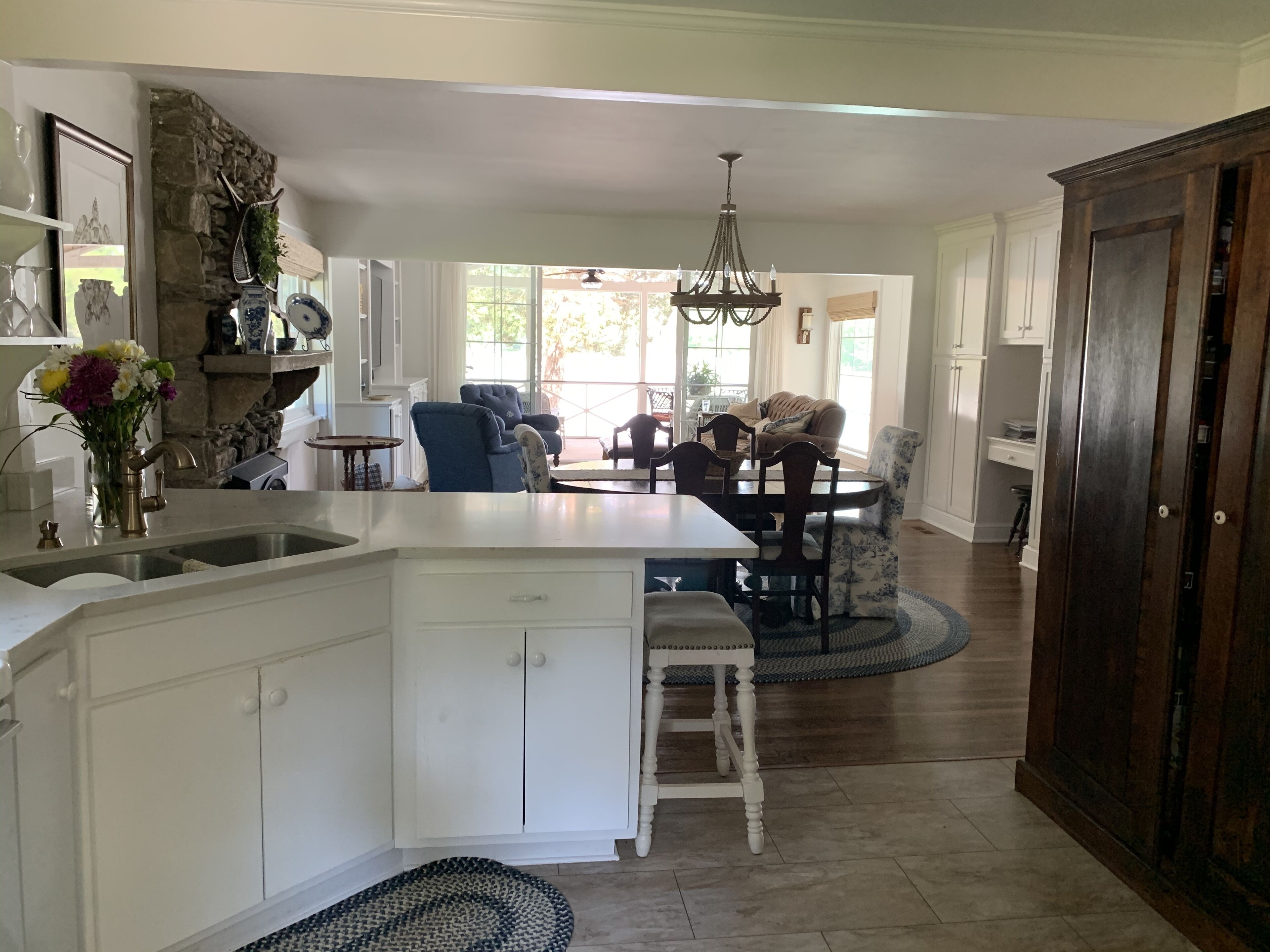 Älytelevisio, takka, kirjoja