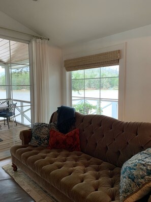 Smart TV, fireplace, books - Bluebird Rest - Lakefront Cottage  (Kelso)