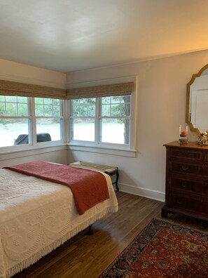 2 bedrooms, desk, iron/ironing board, free WiFi - Bluebird Rest - Lakefront Cottage  (Kelso)