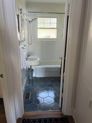 Combined shower/bathtub, hair dryer, towels, soap - Private Lakefront Retreat - Guests say “We Want to Buy It” (Kelso)