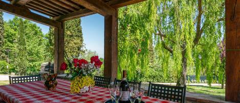 تناول الطعام بالخارج