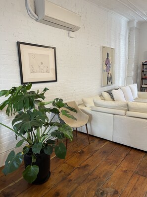 Living area - Beautiful Spacious Loft (New York)