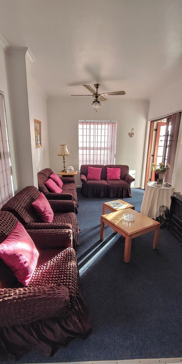 تلفزيون ذكي، ألعاب فيديو، كُتُب، ستيريو