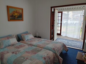 2 bedrooms, iron/ironing board, free WiFi, bed sheets - Spacious,2-bedroom,seaside apartment,unique patio (Strand, Cape Town)