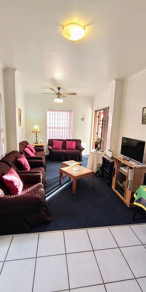 Smart TV, video games, books, stereo - Spacious,2-bedroom,seaside apartment,unique patio (Strand, Cape Town)