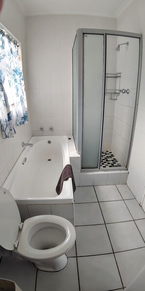 Bañera, toallas, jabón y champú