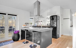 Køleskab, mikrobølgeovn, kogeplade, opvaskemaskine