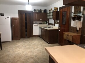 Køleskab, mikrobølgeovn, ovn, kogeplade