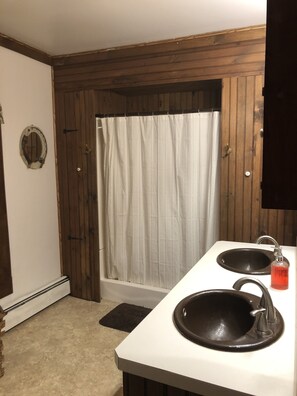 Shower, towels, toilet paper - Lever Hill Lodge (Andover)