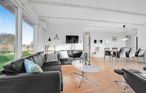 Fernseher, Kamin, DVD-Player