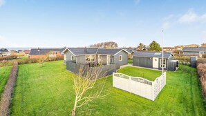 A residential area with multiple houses, a fenced yard, and a clear sky. - Amazing home in Vinderup with WiFi (Vinderup)