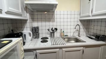 Een koelkast, een magnetron, een kookplaat