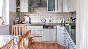 Kühlschrank, Ofen, Herdplatte, Geschirrspüler