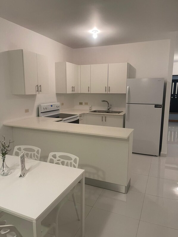 Departamento básico | Cocina privada | Refrigerador, microondas y utensilios de cocina 