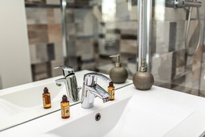 Shower, jetted bath, hair dryer, bathrobes - Suite SPAradise - SPA Privatif - 6min Disneyland Paris (Chalifert)