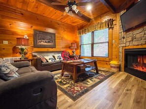 TV - HotTub Cabin • GameRoom • EasyDrive • Pet-Friendly (Gatlinburg)