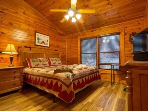 2 bedrooms, desk, iron/ironing board, travel cot - HotTub Cabin • GameRoom • EasyDrive • Pet-Friendly (Gatlinburg)