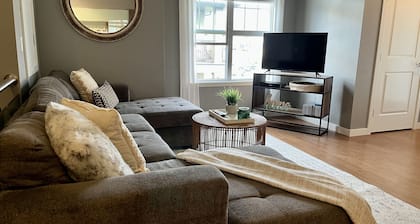 Modern Luxurious 2 BR Condo + Pool + Hot Tub + Games Room + Gym