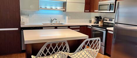 Kjøleskap, mikrobølgeovn, ovn og kokeplater